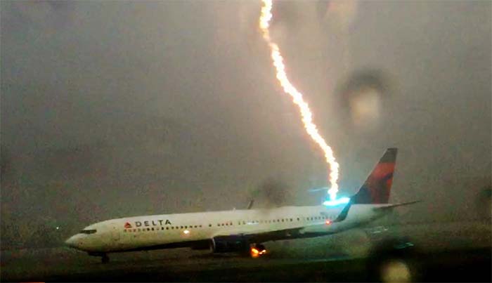 uçağa düşen yıldırım