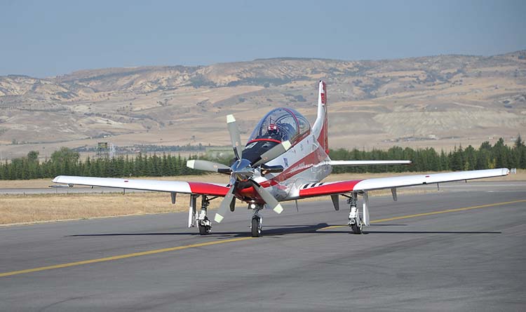 Türk Havacılık ve Uzay Sanayii AŞ (TUSAŞ) Uçak Grup Başkanı Özcan Ertem, HÜRKUŞ'un seri üretimi konusunda alınan kararın Türk havacılık sanayi açısından çok önemli olduğunu belirterek, "İlk HÜRKUŞ, sözleşmeyi takiben dördüncü yılda verilecek. Kalan 14'ü de takip eden yıl içinde Hava Kuvvetleri Komutanlığı'na teslim edilecek" dedi. (TUSAŞ - Anadolu Ajansı)